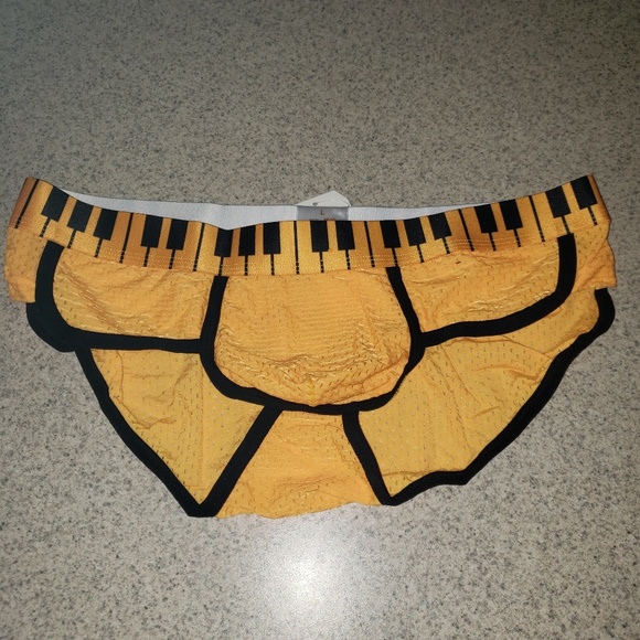 Mens briefs size L fits like a Med. - Picture 3 of 4